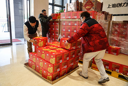 共度美好新春！上海創(chuàng)力集團(tuán)為全體員工發(fā)放年貨大禮包(圖2)
